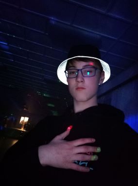 já